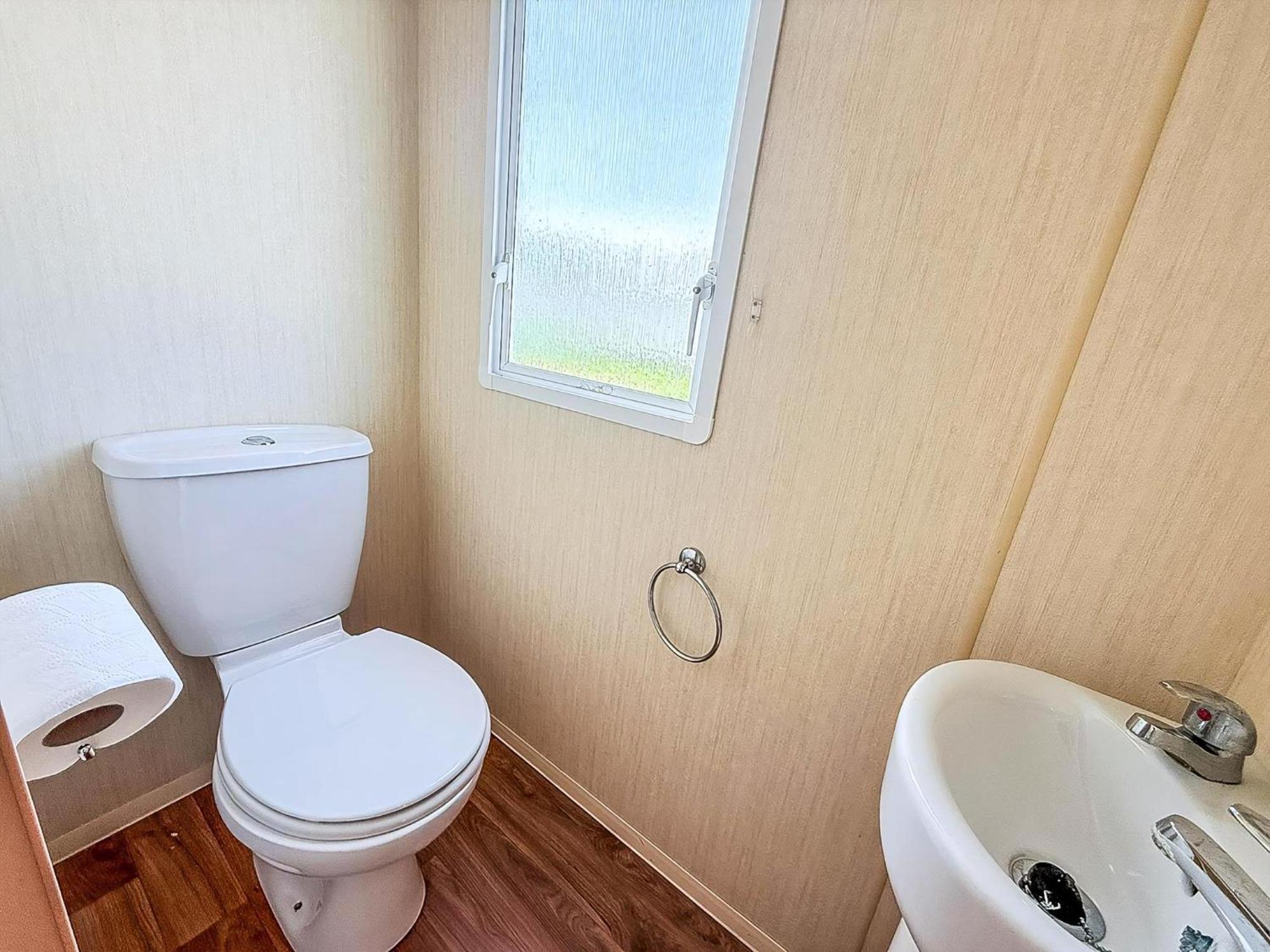 8 Berth Caravan At Eastgate Holiday Park In Skegness Ref 58012D Экстерьер фото